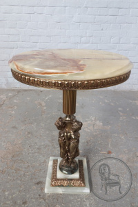 картинка Старинный столик салоне старинных вещей "Шебби" являющийся официальным дистрибьютором в России и Беларуси