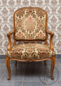 картинка Антикварное кресло салоне старинных вещей "Шебби" являющийся официальным дистрибьютором в России и Беларуси