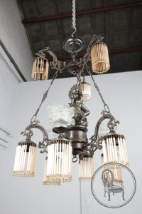 картинка Люстра в стиле рококо с фигурой путти салоне старинных вещей "Шебби" являющийся официальным дистрибьютором в России и Беларуси