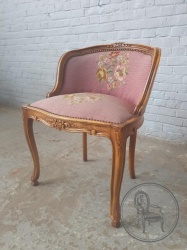 Антикварное ореховое кресло с гобеленовой обивкой код. BE4145844