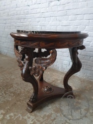 Антикварный приставной столик с резными опорами в виде крыльев и мраморной столешницей код. BE4097694