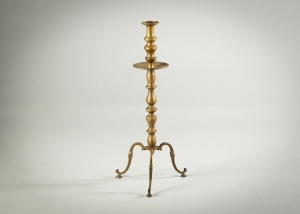 картинка Старинный подсвечник из латуни салоне старинных вещей "Шебби" являющийся официальным дистрибьютором в России и Беларуси