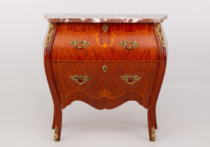 картинка Старинный комод салоне старинных вещей "Шебби" являющийся официальным дистрибьютором в России и Беларуси