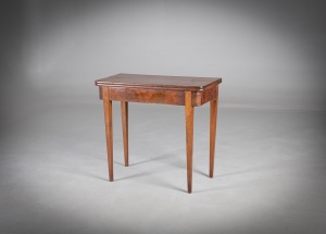 картинка Антикварный раскладной столик из красного дерева салоне старинных вещей "Шебби" являющийся официальным дистрибьютором в России и Беларуси