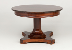 картинка Старинный столик салоне старинных вещей "Шебби" являющийся официальным дистрибьютором в России и Беларуси