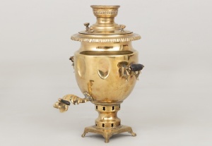 картинка Старинный латунный самовар салоне старинных вещей "Шебби" являющийся официальным дистрибьютором в России и Беларуси