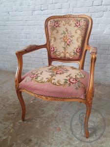 картинка Антикварное кресло в гобеленовой обивке салоне старинных вещей "Шебби" являющийся официальным дистрибьютором в России и Беларуси