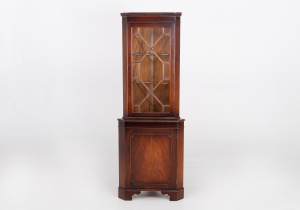 картинка Старинный угловой посудный шкаф салоне старинных вещей "Шебби" являющийся официальным дистрибьютором в России и Беларуси