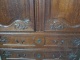 Антикварный шкаф, декорированный сдержанной витиеватой резьбой код. BE4097680 фото 4