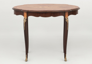 картинка Старинный столик салоне старинных вещей "Шебби" являющийся официальным дистрибьютором в России и Беларуси