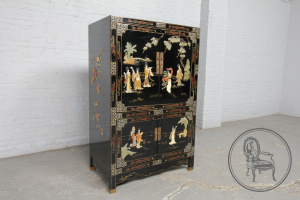 картинка Старинный комод салоне старинных вещей "Шебби" являющийся официальным дистрибьютором в России и Беларуси