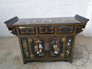 картинка Старинный комод в восточном стиле с сюжетной инкрустацией перламутром и с фигурной столешницей салоне старинных вещей "Шебби" являющийся официальным дистрибьютором в России и Беларуси