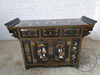 Старинный комод в восточном стиле с сюжетной инкрустацией перламутром и с фигурной столешницей код. BE3259563