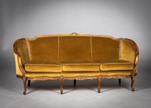 картинка Антикварный трехместный диван (канапе) в стиле рококо салоне старинных вещей "Шебби" являющийся официальным дистрибьютором в России и Беларуси