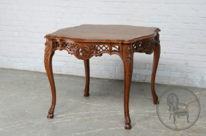 картинка Антикварный столик салоне старинных вещей "Шебби" являющийся официальным дистрибьютором в России и Беларуси