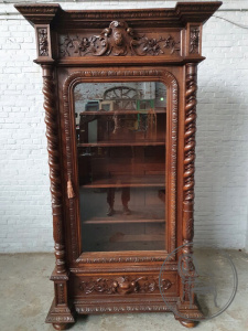 картинка Антикварная витрина в охотничьем стиле с колоннами Barley Twist салоне старинных вещей "Шебби" являющийся официальным дистрибьютором в России и Беларуси