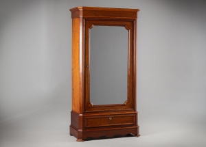 картинка Старинный гардероб на ножках с зеркальной дверцей и выдвижным ящиком в нижней части салоне старинных вещей "Шебби" являющийся официальным дистрибьютором в России и Беларуси