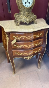 Антикварный комод, декорированный бронзой и маркетри код.&nbsp;FN72