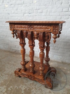 картинка Антикварная ореховая консоль с изящной резьбой салоне старинных вещей "Шебби" являющийся официальным дистрибьютором в России и Беларуси