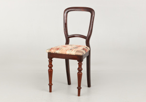 картинка Cтаринный стул салоне старинных вещей "Шебби" являющийся официальным дистрибьютором в России и Беларуси