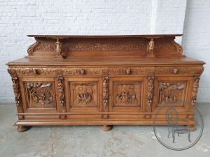 картинка Антикварный дубовый комод с сюжетной резьбой в стиле Брейгель салоне старинных вещей "Шебби" являющийся официальным дистрибьютором в России и Беларуси