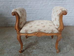картинка Антикварная ореховая скамейка с обивкой в цветочек салоне старинных вещей "Шебби" являющийся официальным дистрибьютором в России и Беларуси