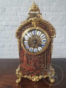 картинка Антикварные каминные часы в стиле Буль салоне старинных вещей "Шебби" являющийся официальным дистрибьютором в России и Беларуси