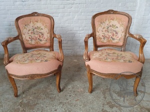 картинка Антикварные ореховые кресла (пара) салоне старинных вещей "Шебби" являющийся официальным дистрибьютором в России и Беларуси