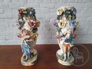 Старинные вазы (2 шт.) из майолики с рельефными фигурками людей и цветами код.&nbsp;BE4165787