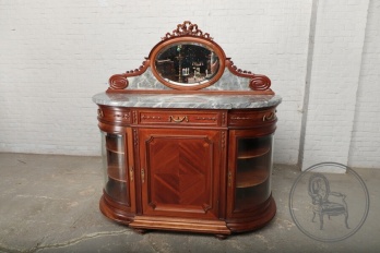 Антикварный комод с зеркалом, обрамленным резными лентами и цветами код. BE4117989