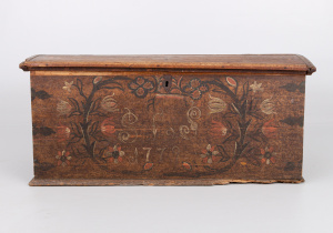 картинка Антикварный сундук салоне старинных вещей "Шебби" являющийся официальным дистрибьютором в России и Беларуси