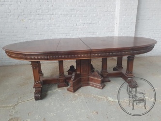 Антикварный столовый гарнитур: стол с массивными резными опорами и стулья (12 шт.) в кожаной обивке зеленого цвета код. BE4165439