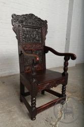 Антикварный стул с изображением рыцарей и геральдической резьбой код. BE3259541