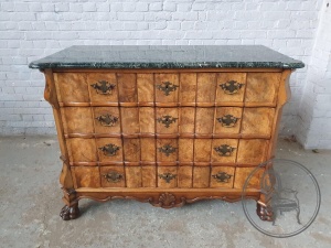 картинка Антикварный комод в стиле Чиппендейл с поверхностью из серого мрамора салоне старинных вещей "Шебби" являющийся официальным дистрибьютором в России и Беларуси