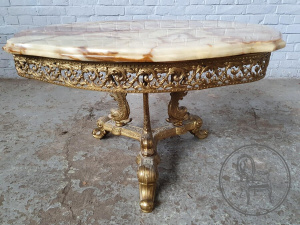 картинка Старинный кофейный столик со столешницей из оникса и латунными опорами в виде мифологических рыб салоне старинных вещей "Шебби" являющийся официальным дистрибьютором в России и Беларуси