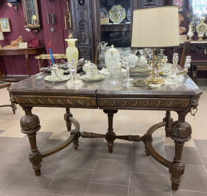 картинка Антикварный стол из дуба с масками львов в углах столешницы салоне старинных вещей "Шебби" являющийся официальным дистрибьютором в России и Беларуси