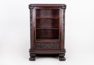 картинка Антикварный посудный шкаф салоне старинных вещей "Шебби" являющийся официальным дистрибьютором в России и Беларуси