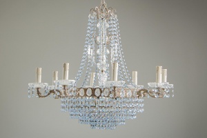 картинка Антикварная люстра из голубого хрусталя салоне старинных вещей "Шебби" являющийся официальным дистрибьютором в России и Беларуси