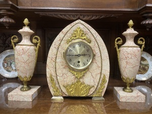 Старинный гарнитур: каминные часы с вазами (2 шт.) из мрамора код.&nbsp;FUN2