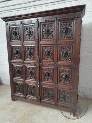 Антикварный шкаф с двумя створками с мужскими и женскими барельефами код. BE4165604