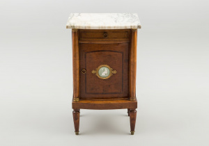 картинка Антикварная тумбочка салоне старинных вещей "Шебби" являющийся официальным дистрибьютором в России и Беларуси