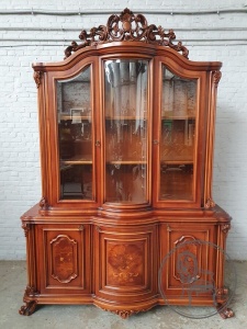 картинка Старинная витрина с изящной резной короной салоне старинных вещей "Шебби" являющийся официальным дистрибьютором в России и Беларуси