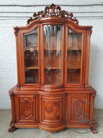 Старинная витрина с изящной резной короной код. BE4097304