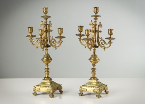 картинка Антикварные латунные канделябры (2 шт.) на львиных лапах салоне старинных вещей "Шебби" являющийся официальным дистрибьютором в России и Беларуси