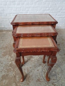 картинка Набор старинный столиков с изящной резьбой в стиле Королевы Анны салоне старинных вещей "Шебби" являющийся официальным дистрибьютором в России и Беларуси