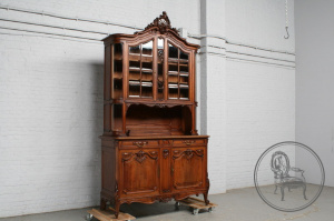 картинка Антикварный ореховый буфет в стиле рококо со стеклянным верхом салоне старинных вещей "Шебби" являющийся официальным дистрибьютором в России и Беларуси