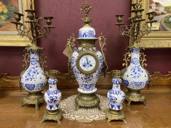 Антикварный комплект: часы с канделябрами и вазами в делфтском стиле код.&nbsp;FUN13