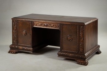 Антикварный письменный стол с узорчатой фантазийной резьбой код. RM4101632