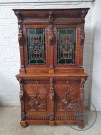 Антикварный дубовый резной буфет в мехельском стиле с витражами код.&nbsp;BE4161618