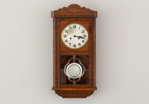 картинка Антикварные настенные часы салоне старинных вещей "Шебби" являющийся официальным дистрибьютором в России и Беларуси